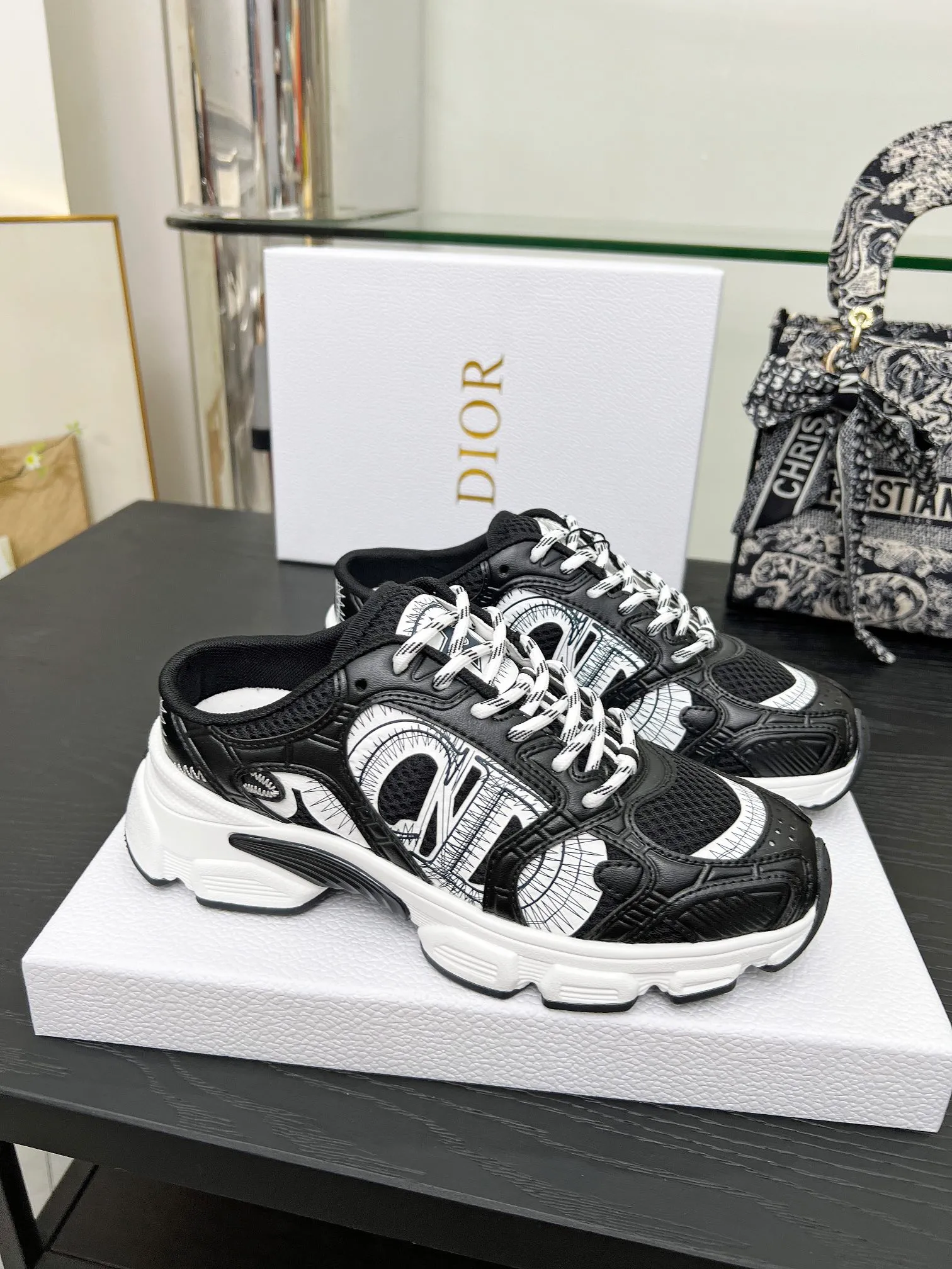 p560🐮🐮This Dior Chrono sports half slipper reinterprets running shoes with Dior's haute couture style. Gray mesh fabric is paired with tonal suede calfskin panels, the CD logo on the side, the star patch on the tongue and the Dior logo on the heel, all in classic fine detail. Featuring two-tone laces and a lightweight sole with star graphics, they can be worn year-round. Size: Women’s size 35-41 (35/42 can be customized) Men’s size 40-46 (men’s version is being printed) Color: 12 colors available